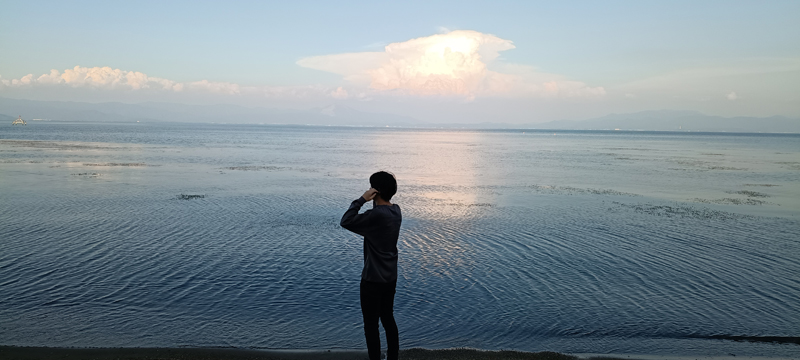 琵琶湖の景色を見る大学生の甥っ子