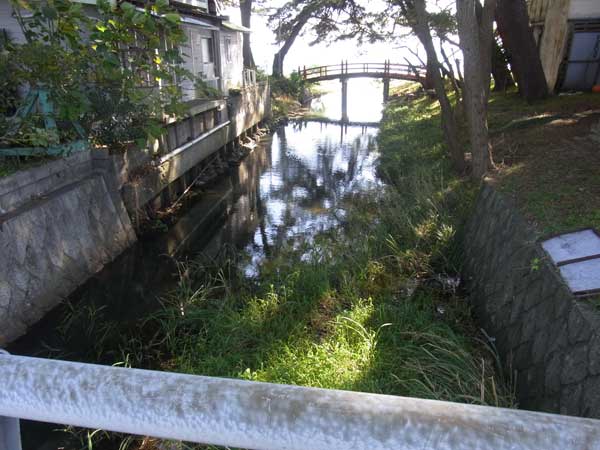 萩の浜に流れる水路のポイント