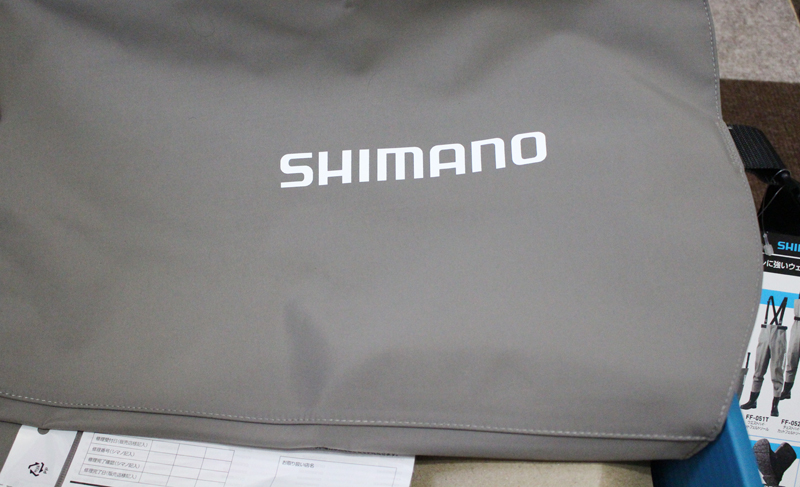シマノのロゴが入ったハイパーウェーダー FF-056T本体